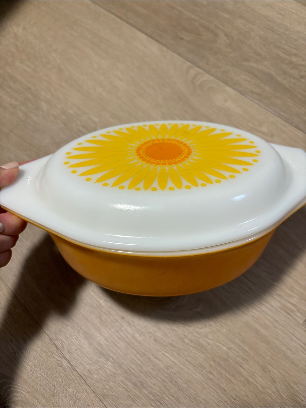 Vintage PYREX daisy casserole bowl
